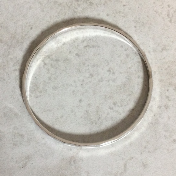 Silver beveled brushed bangle bracelet - Picture 4 of 6